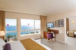 חדרי המלון מרווחים וכוללים מרפסות עם נוף לים